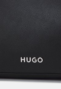 HUGO CHRIS SHOULDER BAG R - Håndtasker - black