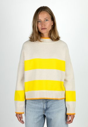 Cremfarbener Pullover mit zwei kräftigen gelben Streifen, gerippten Bündchen und Saum sowie einem orangefarbenen Akzent am unteren Rand. Weiche Textur und lockere Passform.