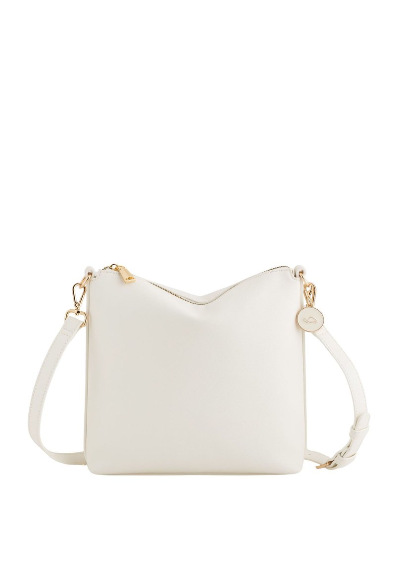Bílá crossbody taška z falešné kůže s trojúhelníkovým vrškem, zlatými akcenty, nastavitelním popruhem a zipovým uzávěrem.