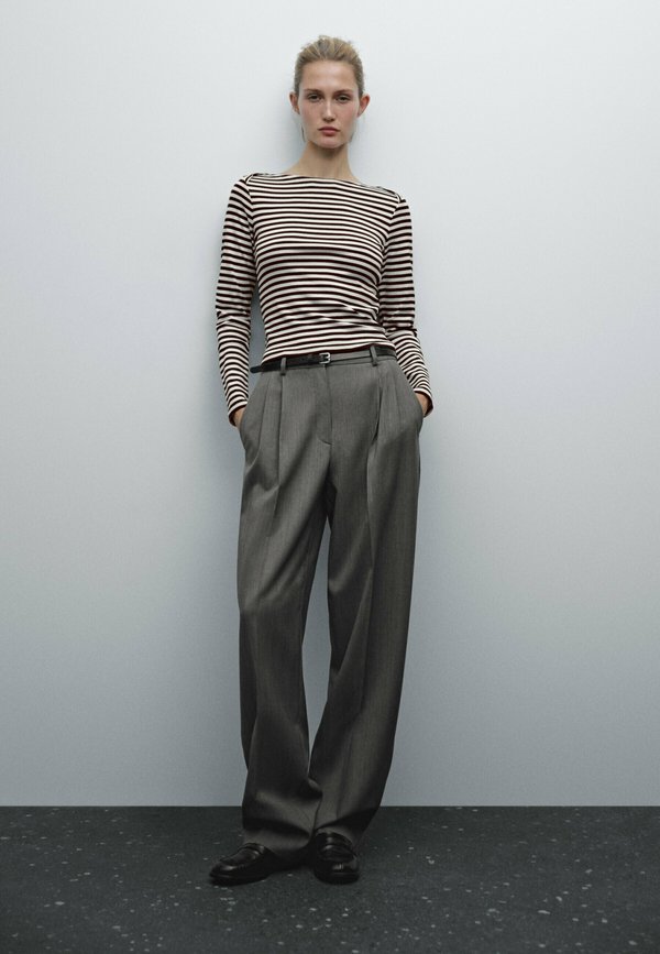 STRIPED  WITH CROSSOVER SHOULDER DETAIL  - Long sleeved top4