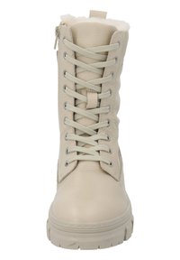 Bota de cuero beige con cordones, con superficie texturizada, forro de pelo en la parte superior, ojales de metal y suela de goma gruesa.