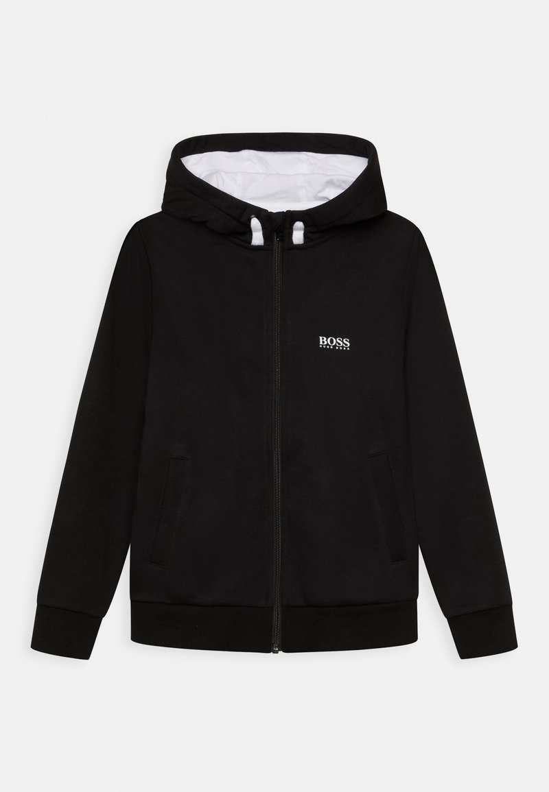Schwarzer Reißverschluss-Hoodie aus weichem Stoff, mit einer weißen Innenauskleidung, seitlichen Taschen und einem kleinen Logo auf der Brust.