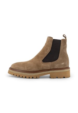 Stivale Chelsea in suede marrone con pannelli elastici laterali, punta rotonda e suola in gomma robusta. Presenta un loop per una facile calzata.