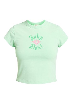 Jeune femme aux cheveux foncés porte un t-shirt court vert menthe avec le texte « Juicy Rox ! » et un bas de bikini rayé avec des liens roses.