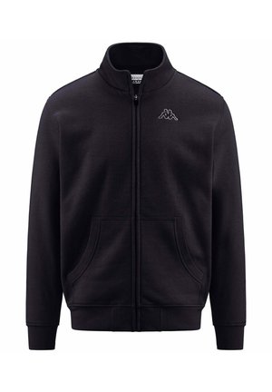 Giacca nera con zip integrale e collo a listino, tasche frontali a marsupio, polsini e orlo a coste, con un piccolo logo Kappa bianco sul petto sinistro.