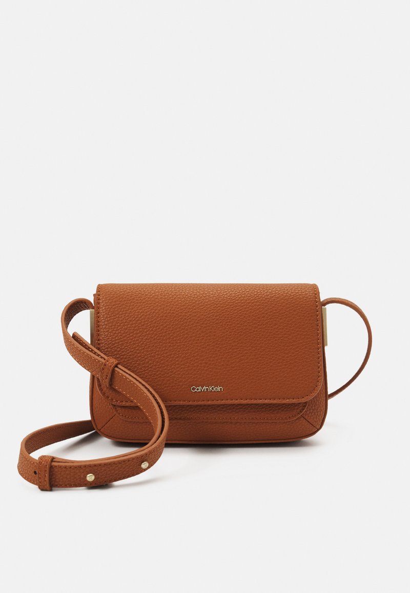 Calvin Klein MUST PLUS CROSSBODY Umhängetasche cognac Zalando.de