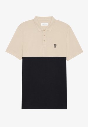 Beige und schwarz farblich abgesetztes Polohemd aus Baumwolle, mit einem Kragen und drei Knöpfen, versehen mit einem gestickten Logo.