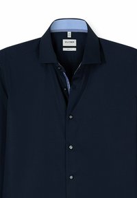 Navyblaues Hemd mit klassischem Kragen, körperbetontem Design und kontrastierendem hellblauen Innenkragen. Mit schwarzen Knöpfen auf der Vorderseite.