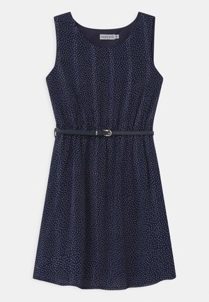 Vestito senza maniche blu navy con pois bianchi, vita aderente e sottile cintura nera. Tessuto liscio con scollo tondo modesto e silhouette a trapezio.