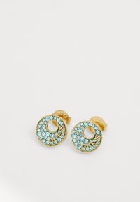 Orecchini circolari dorati con un foro centrale, decorati con cristalli azzurri chiari e incisi con il nome del marchio "GUESS."