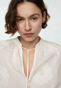 Mango Blúzka so zapínaním na gombíky - off-white