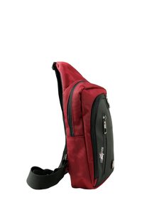 Rood en zwart crossbody rugzak met voorvak met rits en verstelbare zwarte schouderband op witte achtergrond.