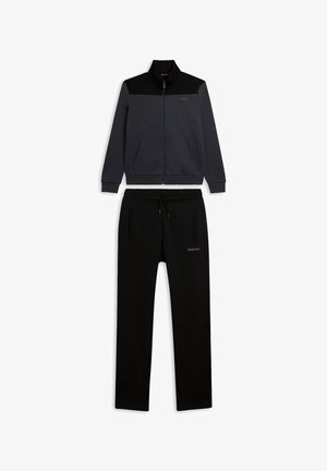 Tuta nera e grigia composta da giacca con zip e colletto alto, dotata di due tasche anteriori, abbinata a pantaloni con fondo stretto. Texture liscia.