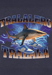 Koszulka graficzna z rekinem w niebiesko-białych trampkach, z tekstem "TRALALERO TRALALA" i tłem z błyskawicami.