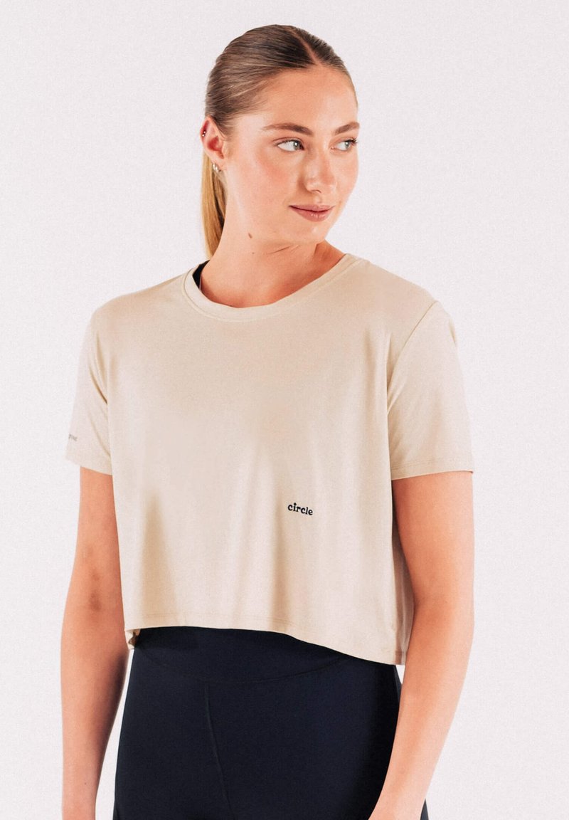 Circle Sportswear CROPTOP SPORT SMOOTH OPERATOR Tshirt print sand