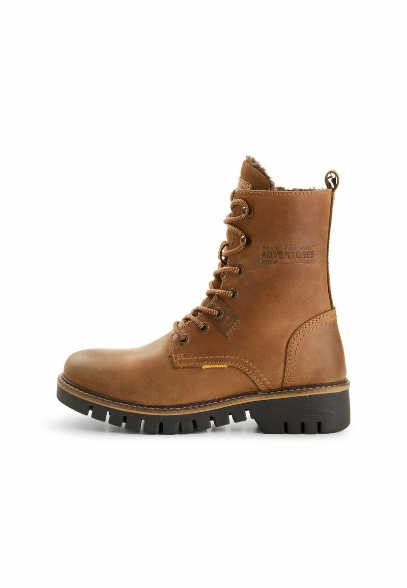 Braune Leder Schnürstiefel mit einer strukturierten Oberfläche, gepolstertem Schaft und einer robusten Gummisohle. Mit eingeprägtem Text an der Seite.