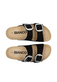 Zwarte nubuck slip-on sandalen met twee verstelbare zilveren gespen, een tan gekussend voetbed en een gladde textuur. "BIANCO" logo gedrukt op het voetbed.