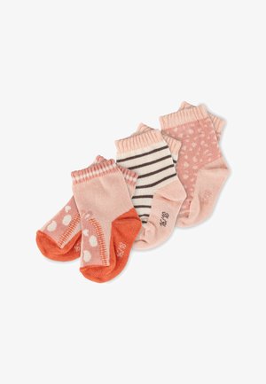 Drei Paare Babysocken in Rosa-Tönen mit Punkten, Streifen und einfarbigen Spitzen, überlappend auf weißem Hintergrund angeordnet.