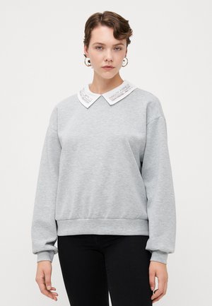 Grå sweatshirt med en hvit, brodert krage og ribbede mansjetter og kant, med en avslappet passform og myk tekstur.