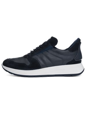 Schwarzer Sneaker aus Leder und Wildleder in niedriger Ausführung mit weißer Sohle, Schnürung vorne und gepolstertem Schaft, seitlich auf weißem Hintergrund abgebildet.
