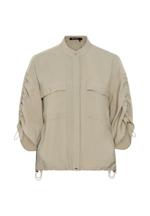 Beige kurze Jacke mit hohem Kragen, vorderen Druckknöpfen, zwei Brusttaschen und gerafften 3/4-Ärmeln mit verstellbaren Kordeln.