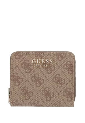 Cartera marrón Guess con diseño de logo estampado y cremallera dorada, con "GUESS EST 1981" en letras doradas en la parte delantera.