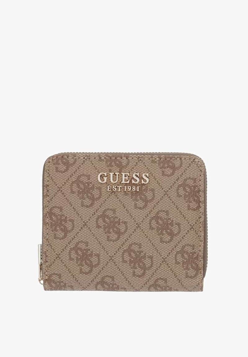 Portefeuille Guess marron avec logo à motifs et fermeture éclair dorée, avec "GUESS EST 1981" en lettres dorées à l’avant.