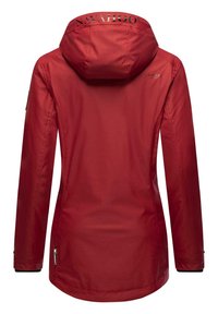 Veste imperméable rouge avec capuche, manches longues et un logo dans le dos. Présente une coupe ajustée et des poignets élastiques avec des trous pour le pouce.