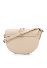 Beige läder crossbody-väska med en flätad detalj på klaffen, rundad form, justerbar rem och detaljer i guld.