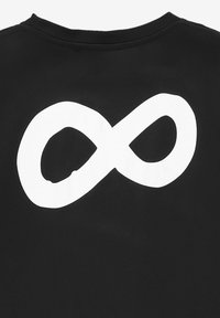 Czarny t-shirt z dużym białym symbolem nieskończoności na plecach. Gładki materiał, okrągły dekolt i krótkie rękawy. Prosty design.