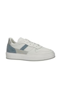 Baskets blanches en cuir avec des accents en suède gris et bleu clair et une finition texturée. Présente une forme de bout arrondi et un design à lacets plats.