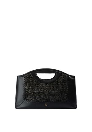 Bolso clutch negro con panel frontal tejido, asa integrada y pequeño emblema de calavera y huesos cruzados en la parte inferior central.
