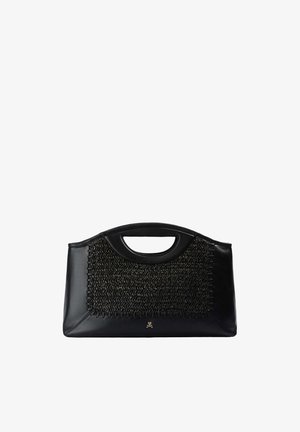Bolso clutch negro con panel frontal tejido, asa integrada y pequeño emblema de calavera y huesos cruzados en la parte inferior central.