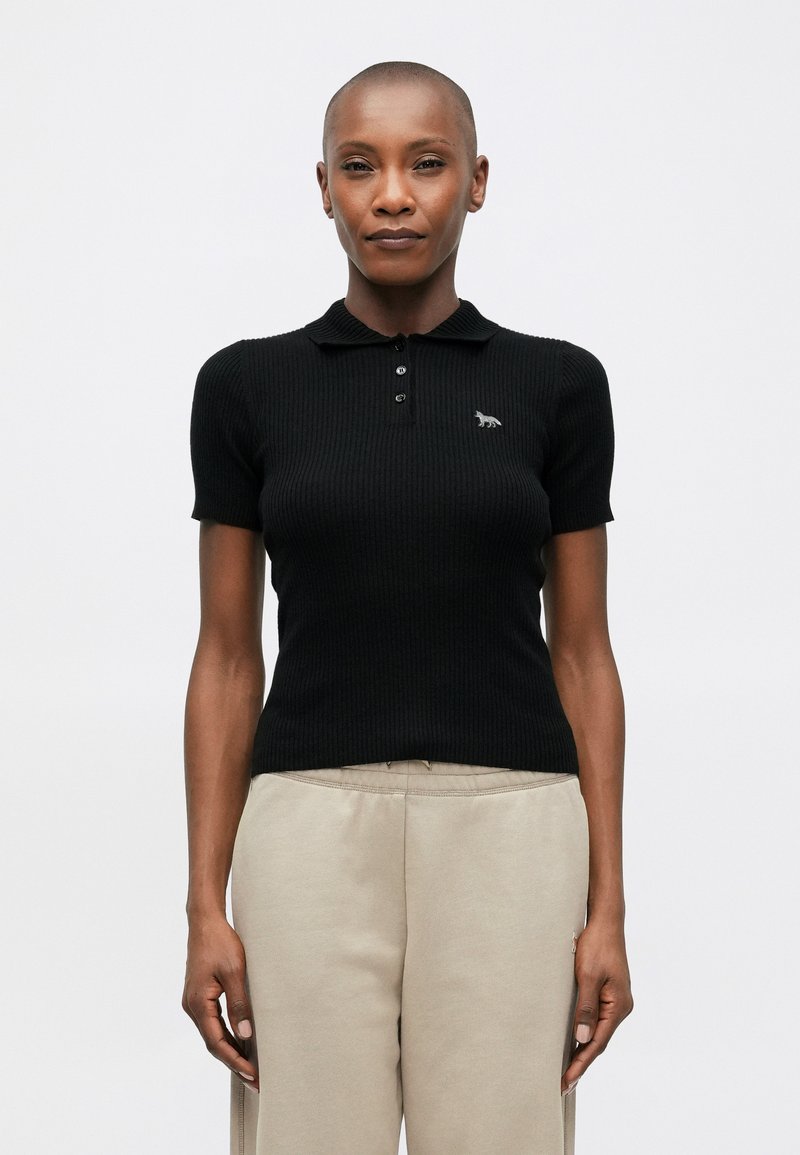 Melna ribiņota polo krekla ar īsām piedurknēm, ar apkakli un trim pogām, izšūta ar mazu dzīvnieka logotipu.