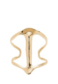 Anillo de metal en tono dorado con un diseño fluido y ondulado. Presenta una forma abierta con superficies lisas y reflectantes, y texturas sutiles.