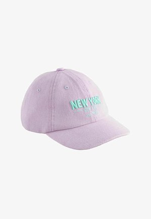 Paarse katoenen baseballpet met een gebogen klep. Kenmerkt zich door "NEW YORK" geborduurd in het blauw met witte accenten. Zes ventilatiegaatjes bovenop.
