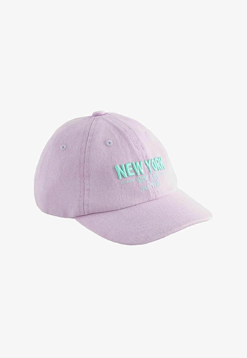 Lilla bomulds-baseballcap med buet skygge. Har "NEW YORK" broderet i blåt med hvide accenter. Seks ventilationshuller på toppen.