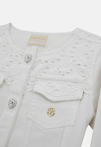 Camicia bianca con bottoni, caratterizzata da dettagli in pizzo sul colletto, abbellita con accenti argentati e dorati, e due tasche frontali con patte.