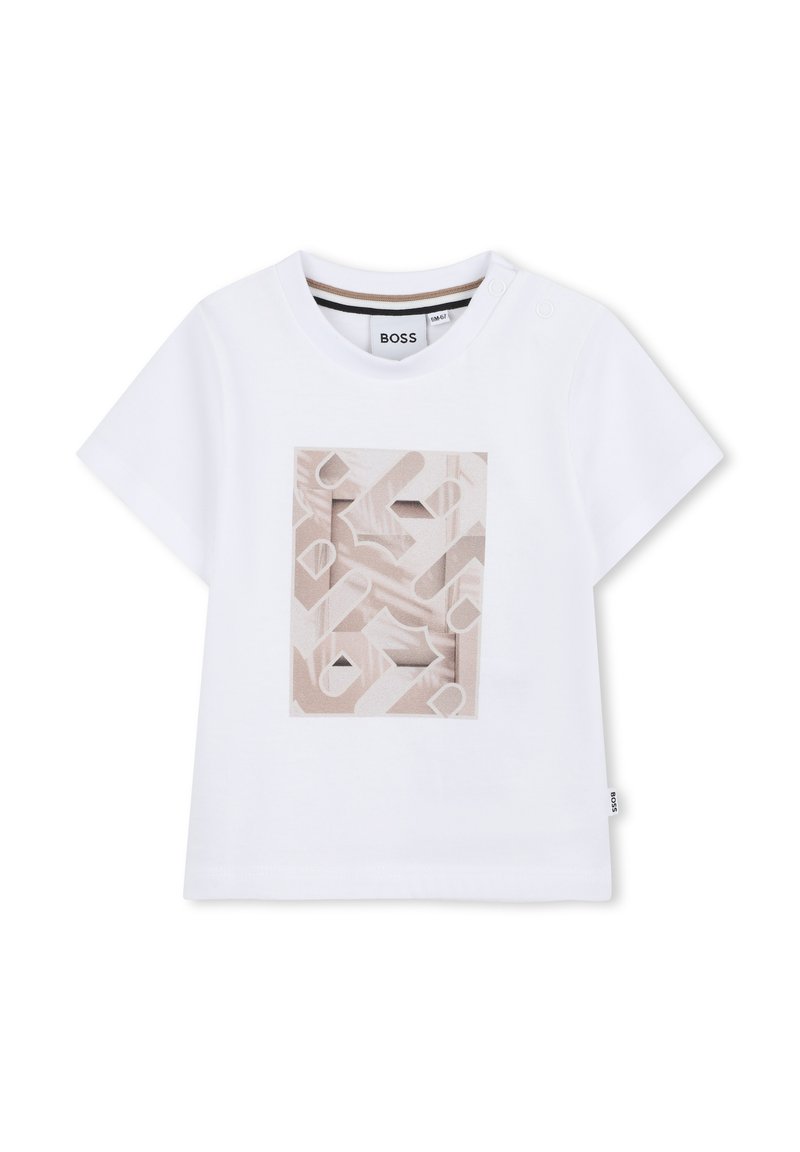 T-shirt bianco a maniche corte con un design geometrico beige al centro, caratterizzato da varie forme e un dettaglio circolare. Etichetta sul lato.