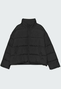 Zwarte pufferjack met een hoge kraag, voormezelsluiting en twee zijzakken. Het ontwerp bevat horizontale gestikte secties en een cropped fit.