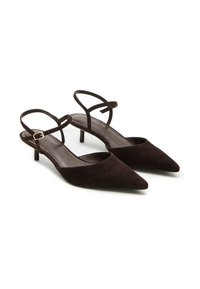 Décolleté in suede marrone con punta affusolata, cinturini sottili e tacco basso, caratterizzati da un design minimalista e una texture liscia.