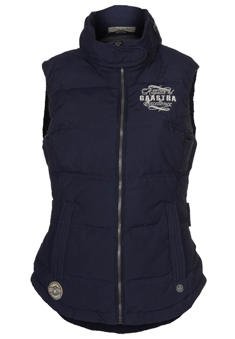 Granatowa pikowana kamizelka bez rękawów z wysokim kołnierzem, przednim zamkiem błyskawicznym i wyszywanym logo. Posiada boczne kieszenie na zamek oraz wzorzysty fakturę.