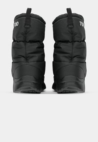Czarne izolowane buty z puchowym cholewką, z teksturowaną podeszwą i uchwytem z tyłu. Logo jest widoczne na cholewce.