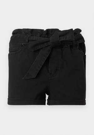 Short en denim noir avec un ourlet retroussé et une ceinture en tissu assorti nouée en un nœud à la taille froncée.
