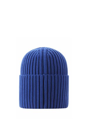 Niebieska prążkowana czapka z dzianiny z podwiniętym mankietem, na białym tle.