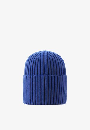 Niebieska prążkowana czapka z dzianiny z podwiniętym mankietem, na białym tle.