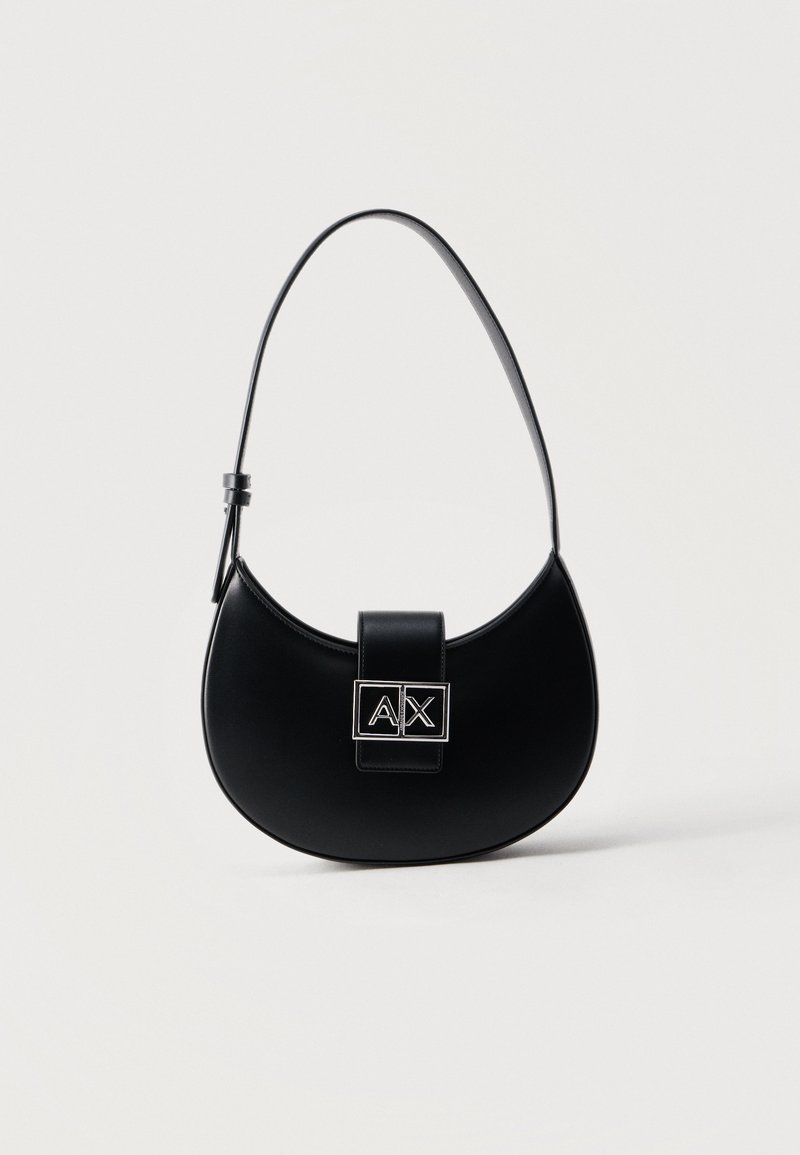 Μαύρη τσάντα χειρός σε σχήμα ημισελήνου με ένα ρυθμιζόμενο λουρί και ασημένιο κούμπωμα με το λογότυπο A|X στην εμπρόσθια πτέρυγα.