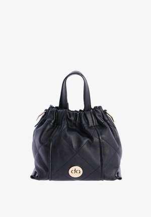 Bolso de mano de cuero negro acolchado con una apertura fruncida, doble asa y un detalle de logo circular en tono dorado en la parte delantera.