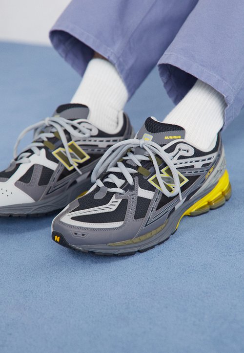 New Balance Zapatillas de deporte gris oscuro y amarillas 1906 de — foto 2