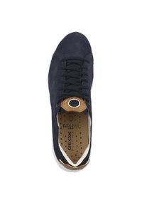 Sneaker in suede blu navy con lacci neri, suola bianca e un'accentuazione beige sul tallone. Presenta una soletta perforata e un logo all'interno.